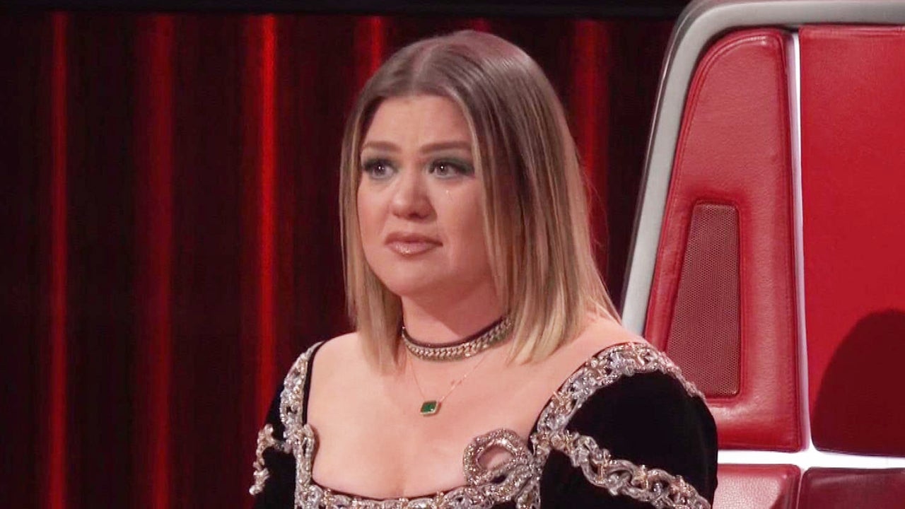 Kelly Clarkson Tears Up on 'The Voice' and Her Talk Show as Divorce ...