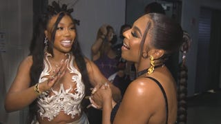 Watch SZA Shock Ashanti With Sweet Fangirl Moment Backstage at MTV VMAs (Exclusive)