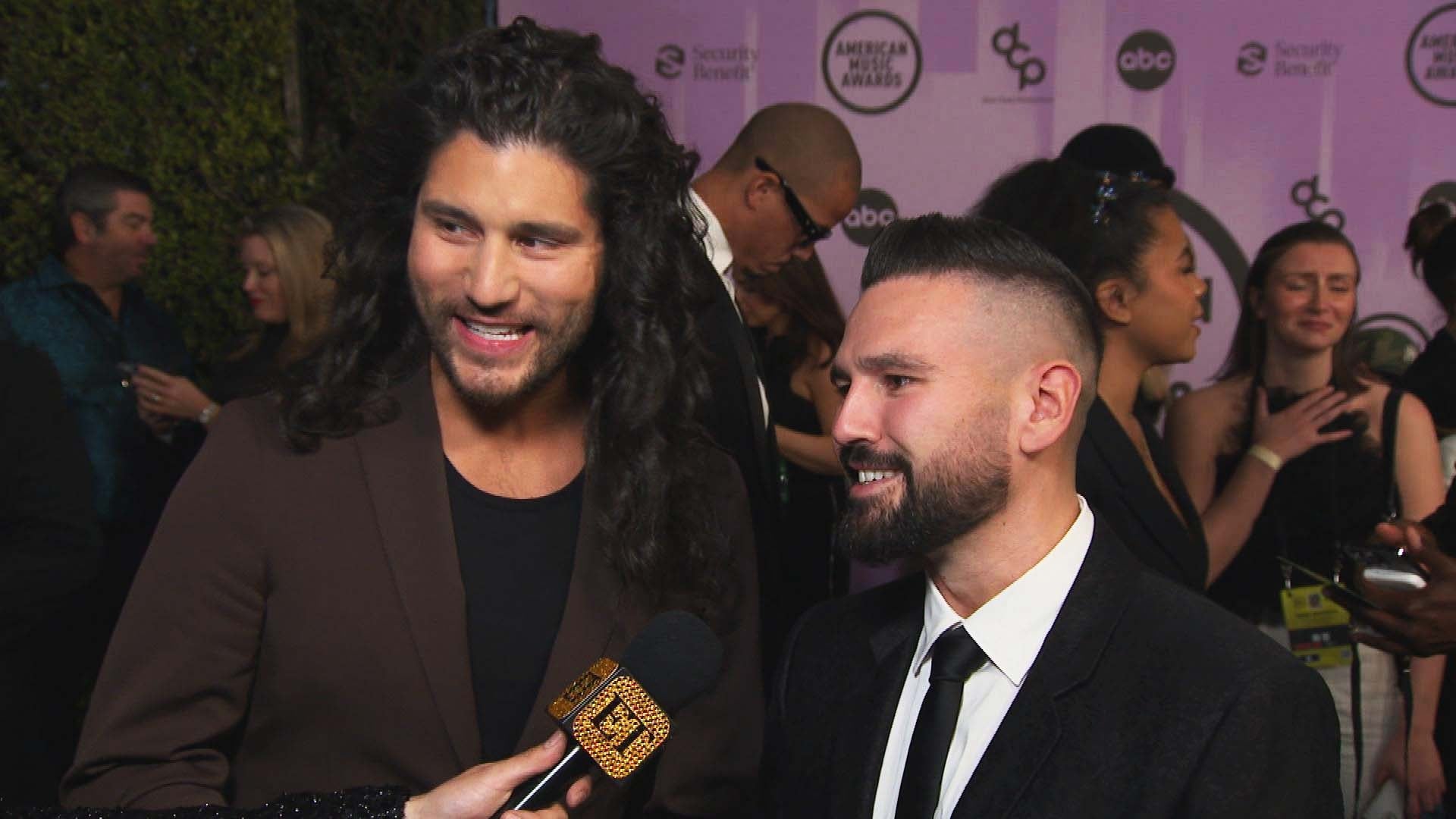 Shay Mooney Gives 53-Pound Weight-Loss Update and Dan Smyers Spills on Long Hair at AMAs (Exclusive)