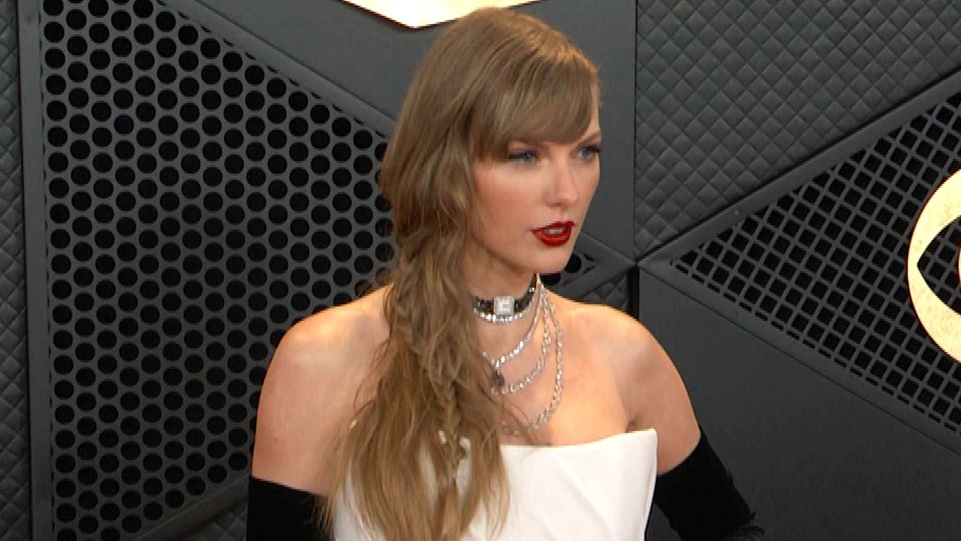GRAMMYs: Taylor Swift Brings Old Hollywood Glam!