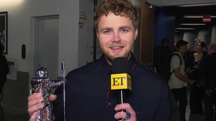 VMAs Best New Artist: Alex Warren Can't Figure Out How to Hold His Moon Person (Exclusive)