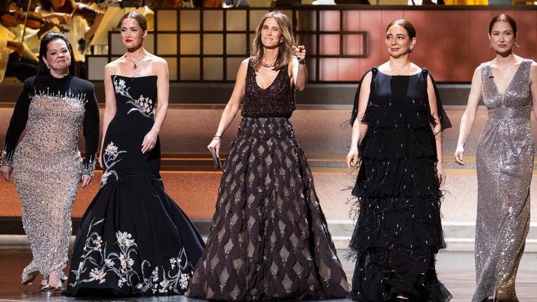 Oscars: 'Bridesmaids' Cast Reunites to Honor Comedy's 15th Anniversary!